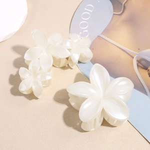 Pince à cheveux fleur de lys crème élégante avec éclat nacré et strass brillants