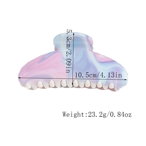 Detail view of large 10.5cm gradient resin hair claw clip with size and weight dimensions