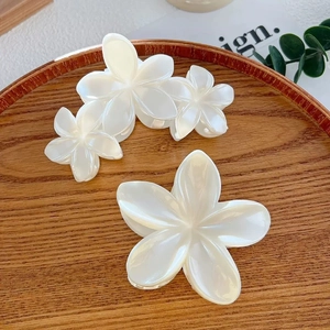 Pince à Cheveux Élégante Fleur de Plumeria pour Femmes Lustre Perlé Pince Crabe en Résine Accessoires Cheveux Été Cadeau