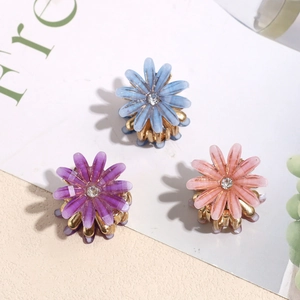 Dreiteiliges Set Gänseblümchen-Haarspangen mit Strasssteinen in Lila, Blau und Rosa
