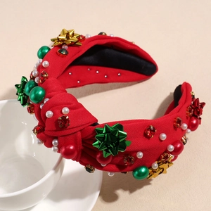 Detail eines roten Weihnachts-Haarreifs mit Perlen, Sternen und Edelsteinen