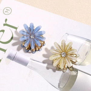 Elegante Gänseblümchen-Haarklammern mit Straßsteinen in Blau und Beige, goldener Metallclip