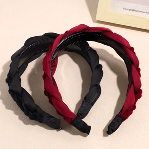 Braided fabric headband in black and burgundy with anti-slip inner comb design