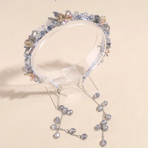 Serre-tête bleu élégant avec perles, glands en chaîne et cristaux multicolores brillants