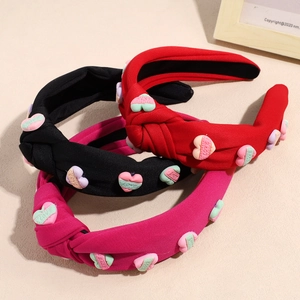 Dreiteiliges Set Stoff-Haarband mit Herzanhängern in Schwarz, Rot und Rosa-Pink