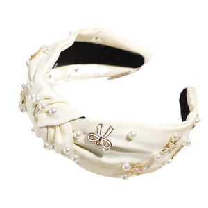 Eleganter cremefarbener Satin-Haarreif mit weißen Perlen und goldener Emaille-Schleife