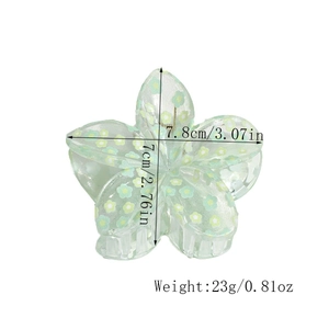 Dettaglio della pinza per capelli a fiore verde chiaro con misura 7,8cm e molla