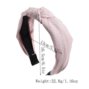 Serre-tête rose avec nœud et texture chevrons, dimensions 13 cm de large et 16,5 cm de haut