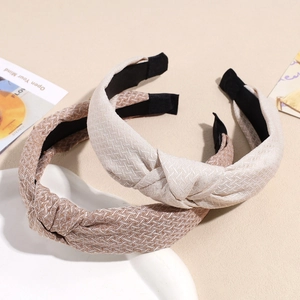 Serre-têtes larges noués en beige et caramel avec une texture tissée élégante