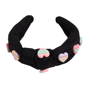 Geknotetes schwarzes Stoffstirnband mit bunten 3D-Herzen und LOVE-Prägung für Damen