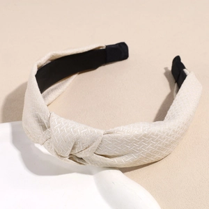 Détail du serre-tête noué beige avec texture en tissu tissé et doublure intérieure antidérapante