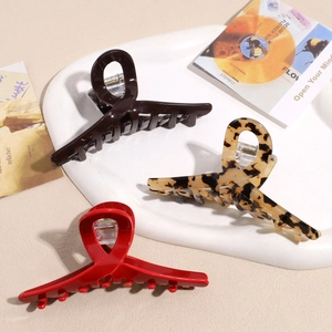 Drei elegante Haarklammern mit Leopardenmuster und Unifarben für vielseitige Frisuren