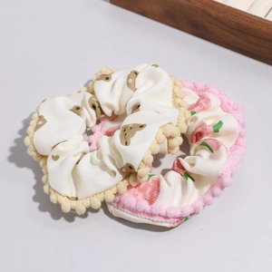 Zweiteiliges Scrunchie-Set mit Bären- und Erdbeermuster und flauschigen Pompon-Rändern