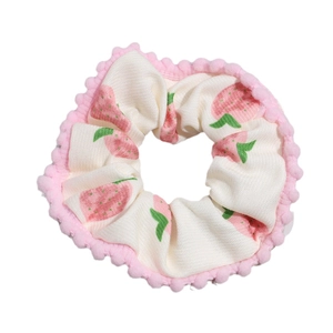 Süßer cremefarbener Haargummi mit Erdbeermuster und kleinen rosa Plüschkugeln