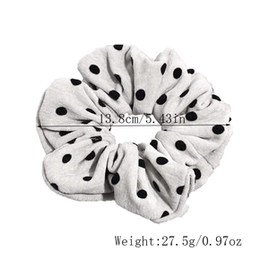 Detailed size chart of the polka dot scrunchie showing 13.8cm diameter and 27.5g weight