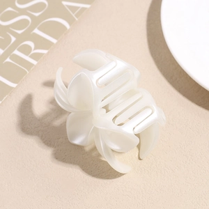 Pince à cheveux élégante en forme de fleur de frangipanier blanc nacré pour femmes coiffure