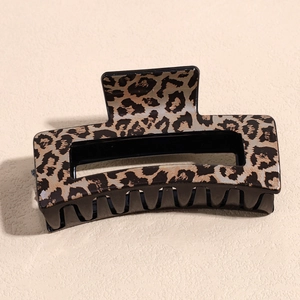 Detailed view of the leopard print hair claw clip showing secure non-slip teeth grip