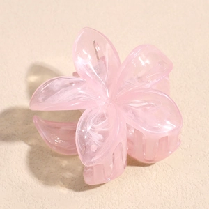 Détail d'une pince à cheveux frangipanier rose avec effet marbré et fini acrylique