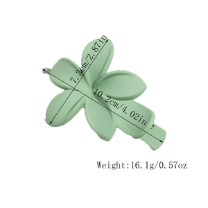 Dettaglio della molletta per capelli a fiore opaco verde menta lunga 10,2 cm