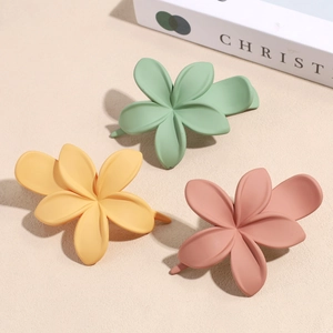 Set di fermagli per capelli a forma di fiore opaco nei colori verde, giallo e rosa