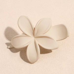 Dettaglio molletta per capelli a forma di fiore plumeria color crema opaco