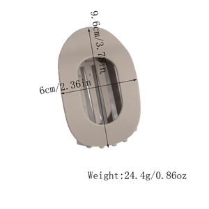 Détails de la pince à cheveux ovale mate gris beige mesurant 9,6 cm sur 6 cm de large