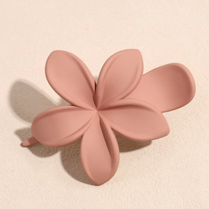 Dettaglio della molletta per capelli a fiore rosa opaco con finitura satinata fine