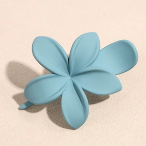 Dettaglio ravvicinato della molletta per capelli a forma di fiore blu opaco con molla