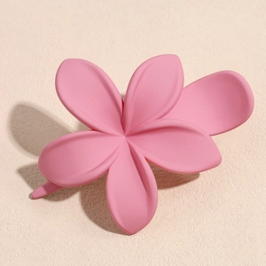Dettaglio del fermaglio per capelli a fiore di plumeria rosa con finitura opaca e 5 petali