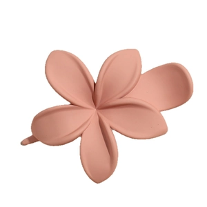Pinza per capelli minimalista a forma di fiore rosa chiaro con finitura opaca