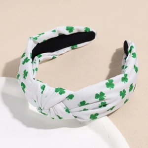Détail d'un serre-tête noué blanc avec motifs trèfles verts pour la Saint-Patrick