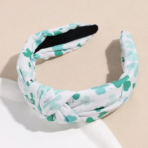 Détail du serre-tête noué blanc avec motifs trèfles verts pour la Saint-Patrick