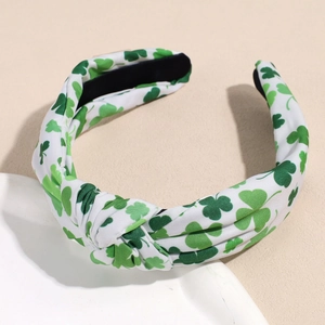 Détail du serre-tête noué de la Saint-Patrick avec trèfles verts sur tissu blanc