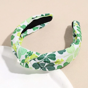 Détail d'un serre-tête noué de la Saint-Patrick avec motif trèfle vert sur toile blanche