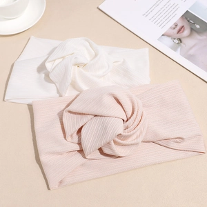 Fasce per capelli in maglia a coste color crema e rosa tenue con nodo centrale alla moda