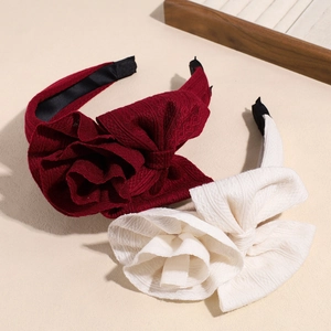 Cerchietti con maxi fiocchi floreali in rosso scuro e bianco panna in tessuto a maglia