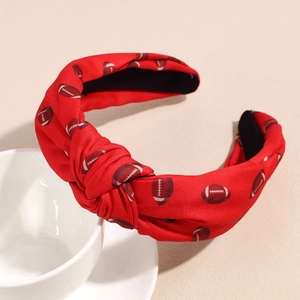 Détail du bandeau noué rouge avec imprimé football américain et doublure antidérapante