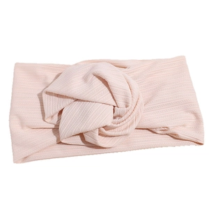 Fascia neonata in maglia a costine rosa tenue con decorazione a fiore intrecciato 3D