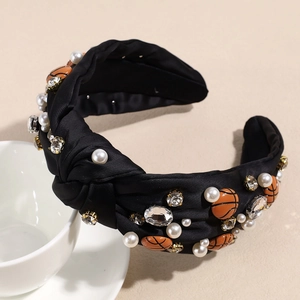 Detail eines geknoteten Haarreifs mit Satin, Perlen, Strass und Basketball-Anhängern