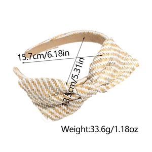 Detail van de 15,7 cm raffia stro hoofdband met grote strik en antislip voering