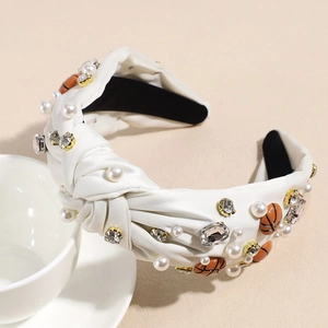 Detailaufnahme von weißem Satin-Knoten-Haarreif mit Perlen, Kristallen und Basketball-Motiv