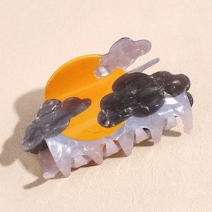 Détails de la pince à cheveux design coucher de soleil avec nuages et soleil jaune