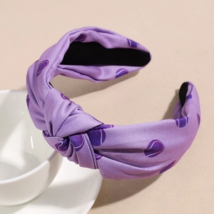 Détail d'un serre-tête violet noué avec tissu à motifs et doublure intérieure antidérapante