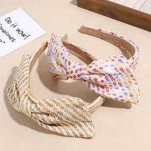 Minimalistische raffia hoofdband met strik in natuurlijke en kleurrijke geweven stijlen