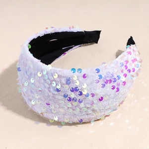 Détail du serre-tête large en velours orné de paillettes irisées avec doublure en tissu noir