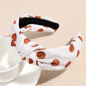 Détail d'un bandeau noué blanc avec motifs de basket-ball sur un tissu de haute qualité