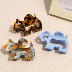 Drei elegante Haarspangen in Hundeform aus Acetat mit Schildpatt- und Marmormuster