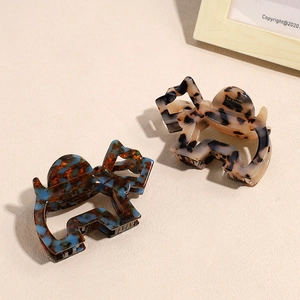 Große Haarklammern aus Acetat mit Marmormuster und goldenem Barrette La France Schriftzug