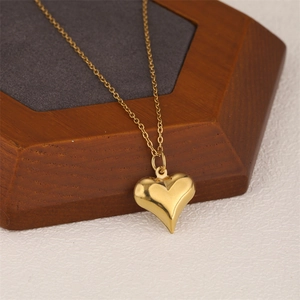Collier Pendentif Cœur en Acier Inoxydable Plaqué Or 18K Minimaliste Élégant Bijou Cœur d'Amour Creux 3D Pour Femme Usage Quotidien Chaîne Réglable