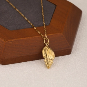 Fashion Stainless Steel Ocean Style Conch Pendant Necklace For Women 18K Gold Plated Striped Shell Clavicle Chain Jewelry